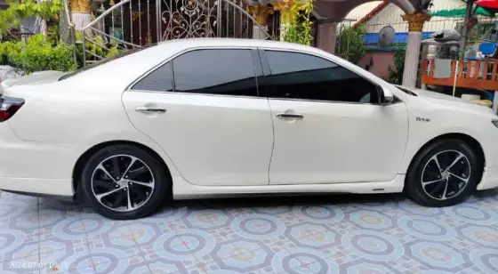 Toyota Camry, photo 2 of 5