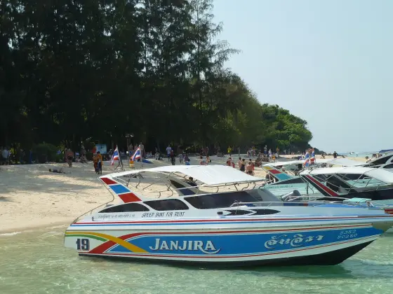 Спидбот с надписью «speed boat for rent» у пляжа острова Бамбу