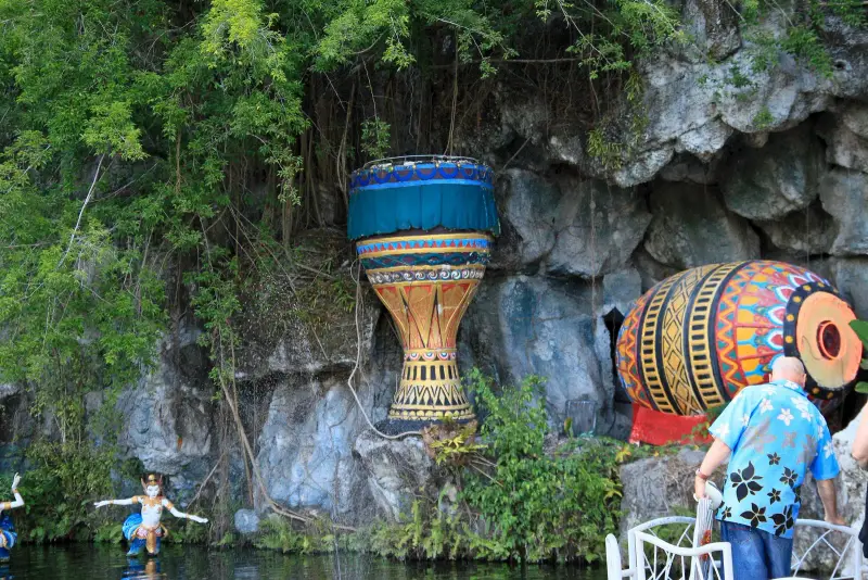 Расписные тайские барабаны на скале у воды в парке FantaSea