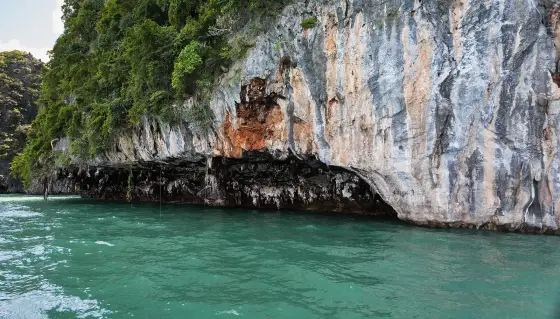 Скала с пещерой у воды и бирюзовое море у Ко Хонг