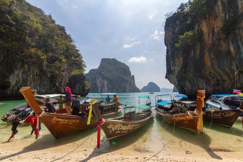 Лонгтейлы у пляжа Ко Лао Лединг между скал