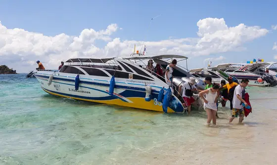Speedboats with day-trippers at the sandy shore of Khai Nok