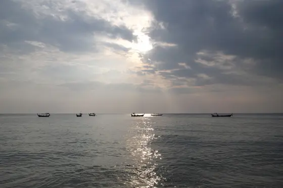 Андаманское море у Као Лака, лодки на воде под облаками