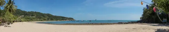 Панорама бухты Кантианг с лонгтейлами на воде и холмом справа