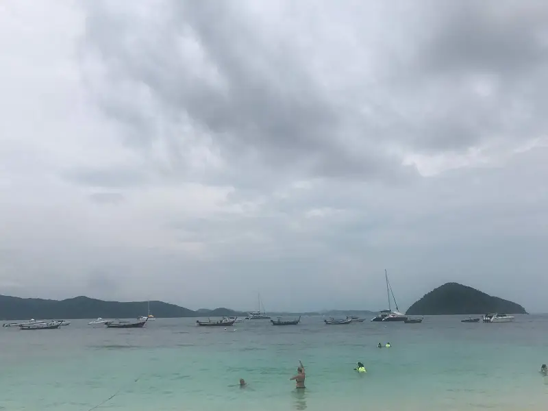 Вид с пляжа на острова Ко Эо и Ко Лон: лодки на якоре и купающиеся в воде