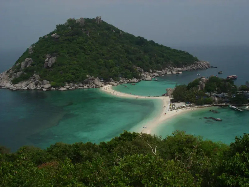 Nang Yuan from the viewpoint on an overcast day: the sandbar and boats by the shore