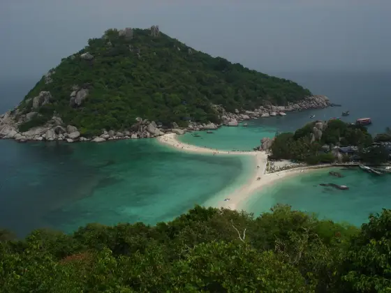 Nang Yuan from the viewpoint on an overcast day: the sandbar and boats by the shore