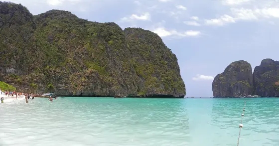 Пляж Майя Бэй с людьми на мелководье, архивный снимок до введения запрета на купание