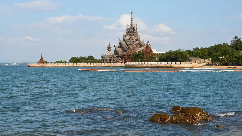 Храм Истины на мысу в Наклуа, вид с моря