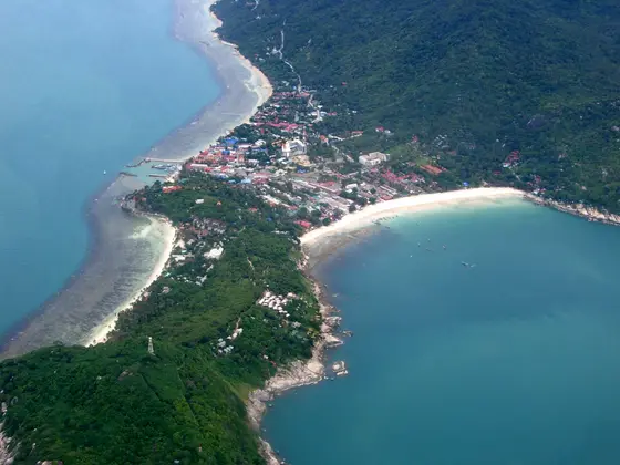 The Haad Rin peninsula on Koh Phangan from above: the village on the isthmus and two beaches