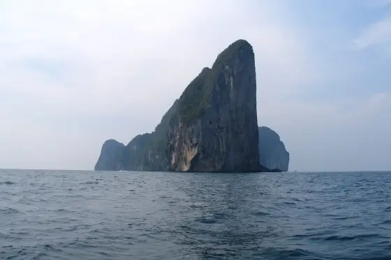 Отвесная известняковая скала Пхи-Пхи Ле со стороны моря