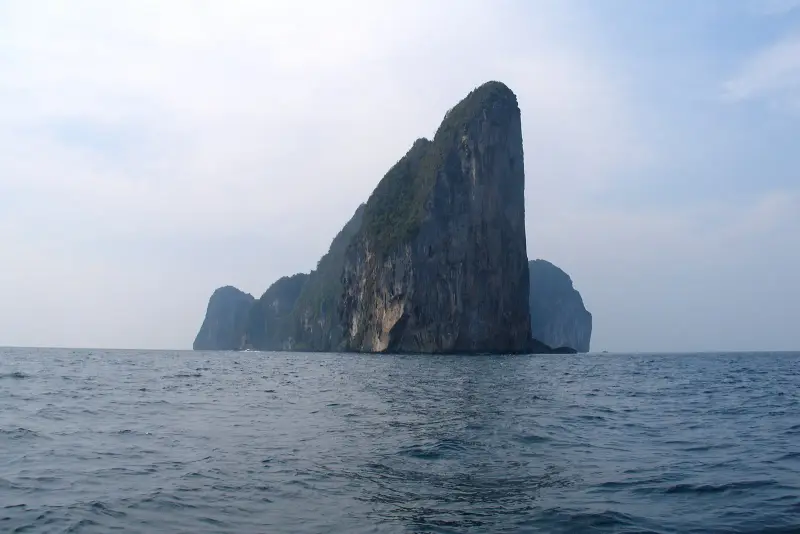 Отвесная известняковая скала Пхи-Пхи Ле со стороны моря