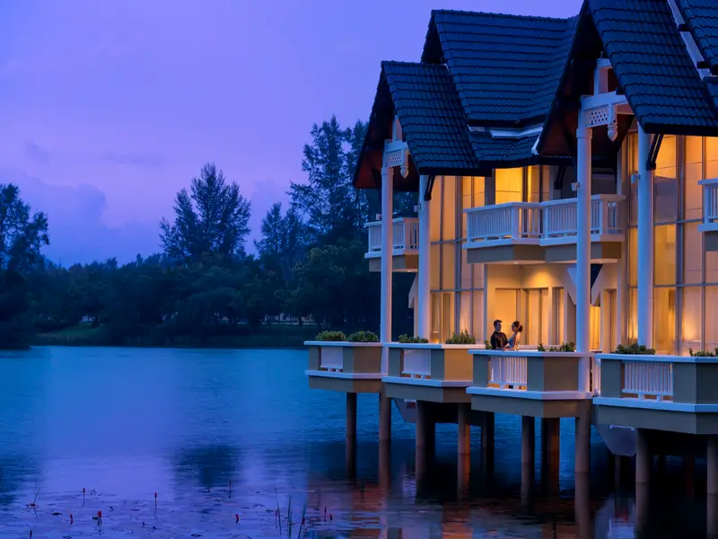 Отель Angsana Laguna Phuket у лагуны вечером