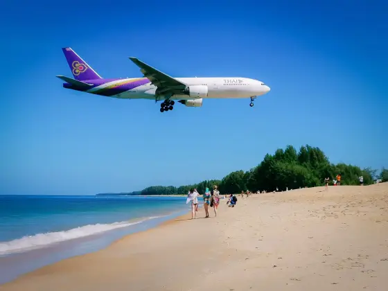 Самолет Thai Airways над пляжем национального парка Сиринат у Май Кхао