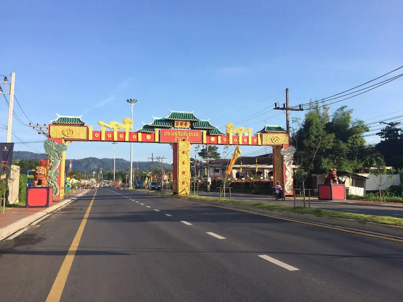 Китайские ворота над дорогой в районе Кату, Пхукет